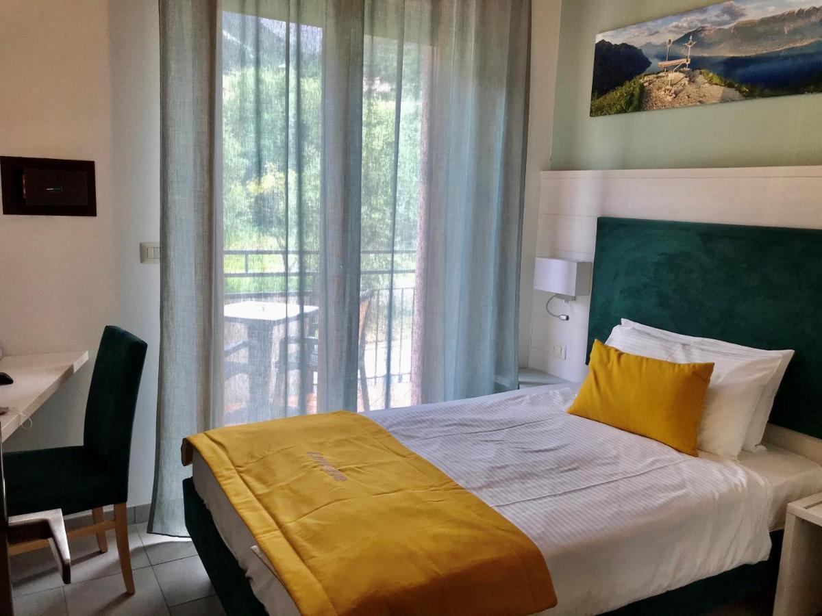 Hotel Limone Лимоне-суль-Гарда Экстерьер фото
